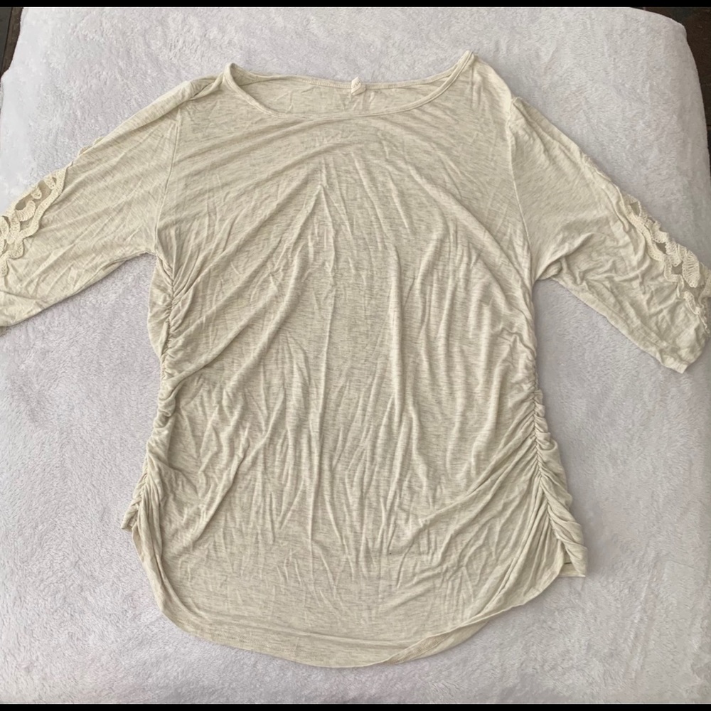 Maternity shirt with quarter sleeves